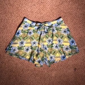 Floral soft shorts💚💛💙